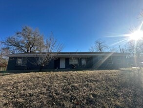 Building Photo - 1921 N Carlyle Ave