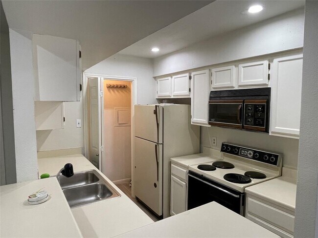 Building Photo - 14600 Fonmeadow Dr