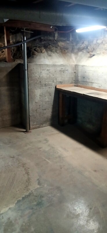 Building Photo - 606 Dodge St