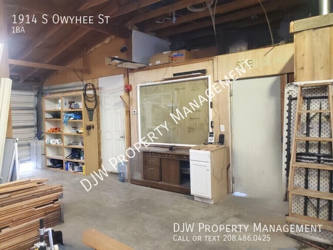 Building Photo - Huge Storage Unit w/Garage Door Access!