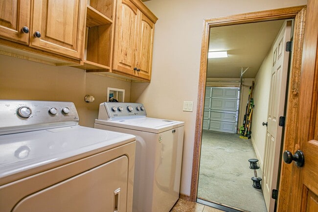 Building Photo - Beautiful 4 Bedroom/2 Bath Home