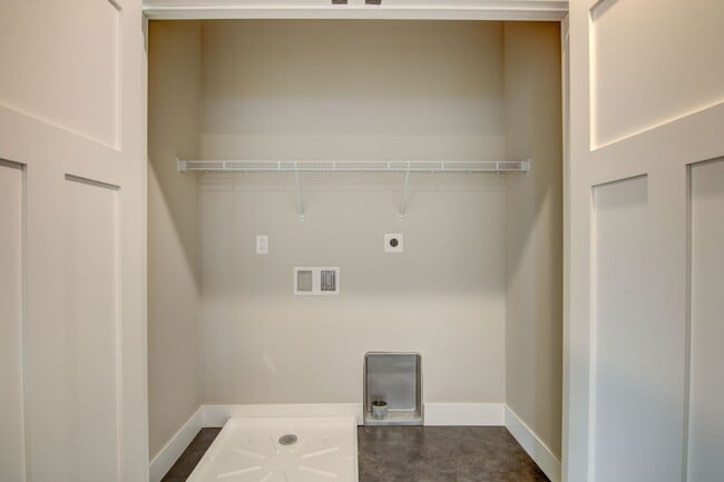 Building Photo - Brand New Luxury Townhomes: 3BR, 2.5Bath Altoona WI