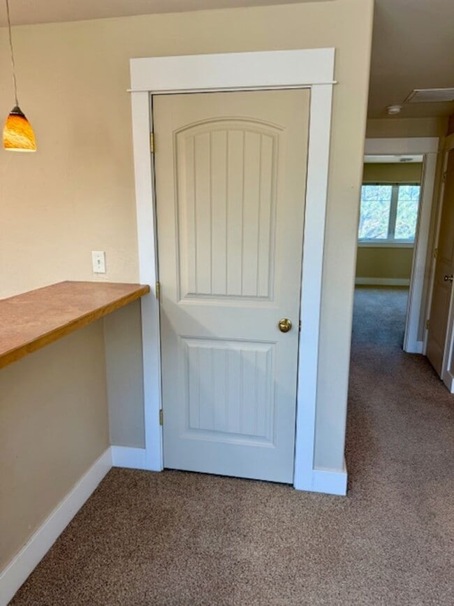 Building Photo - 2 Bedroom 1 Bathroom Apartment  NEW PRICE UPDATE