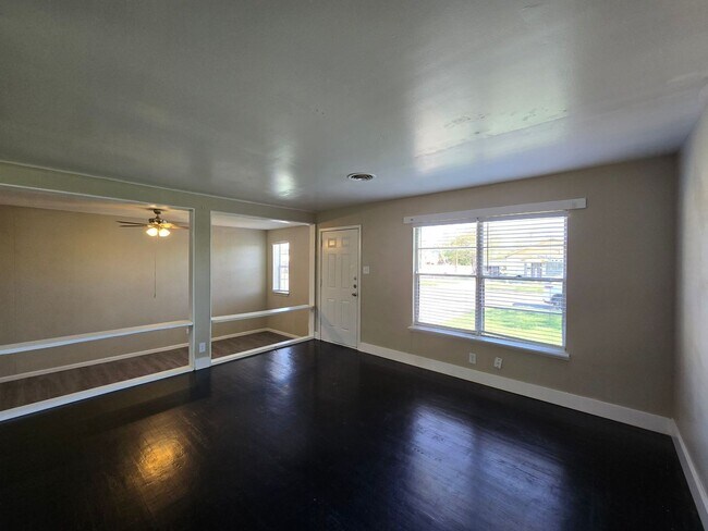 Building Photo - 208 W Anderson Ave