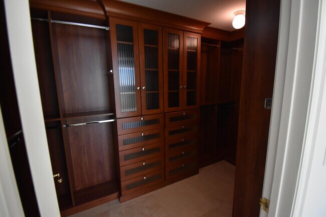 Building Photo - 1063 Hillsboro Mile