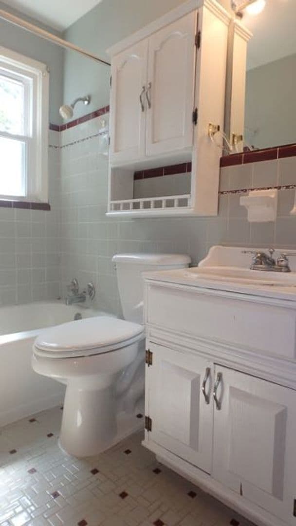 Building Photo - Wonderful 3 Bed 1 Bath House w/ Bonus Room!