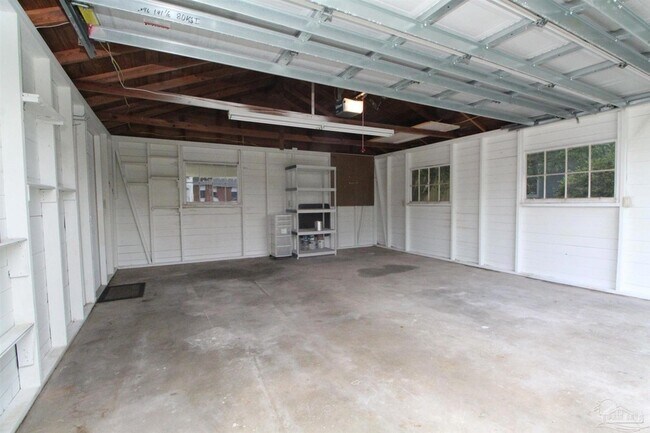 Building Photo - 1221 E Hernandez St