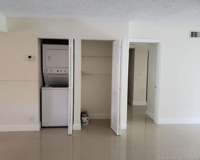 Building Photo - 227 Lakeview Dr