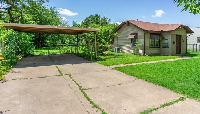 Building Photo - 220 NE 3rd St