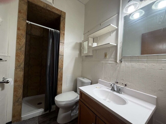 Building Photo - 3 Bedroom Student Rental New UW-Eau Claire - Available Now!