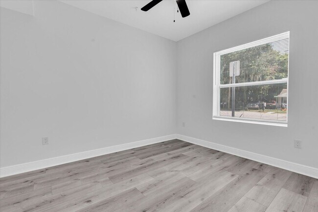 Building Photo - 705 S Orange Ave