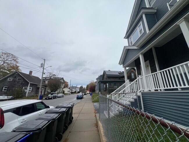 Building Photo - 552 Maple St