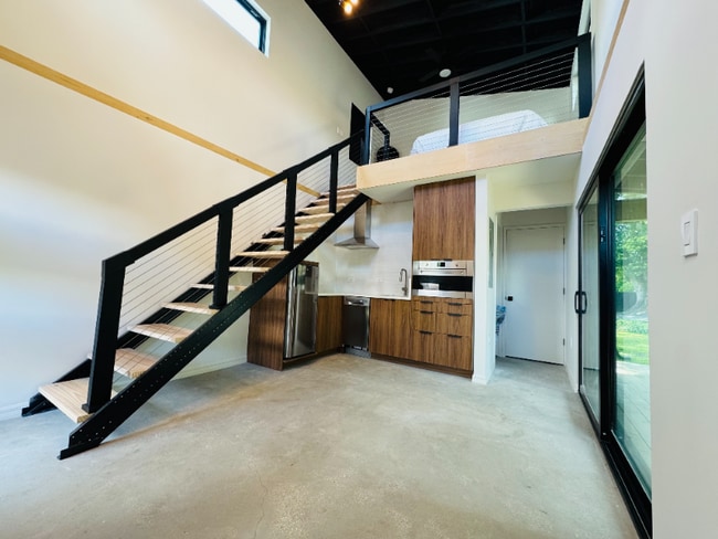 Building Photo - 2212 Henderson Dr