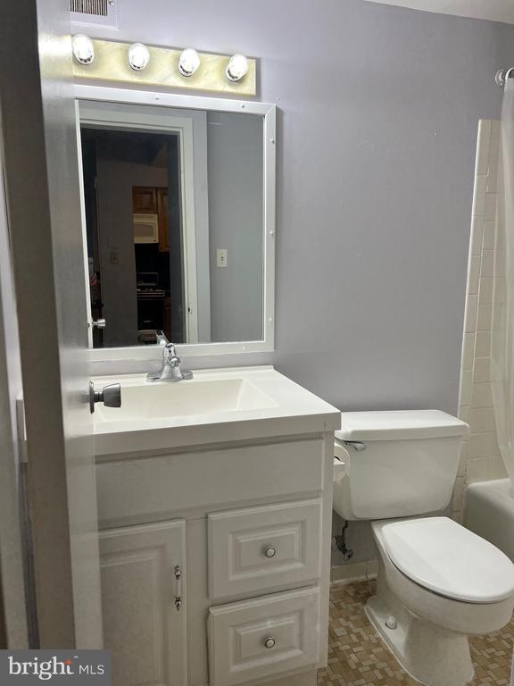 Building Photo - 6001 Arlington Blvd