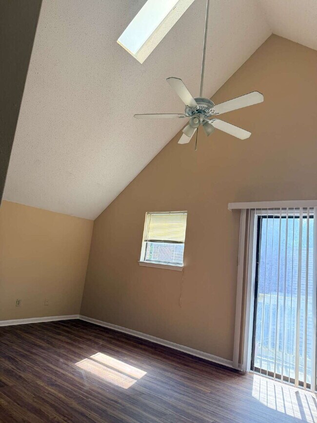 Building Photo - Two Bed/ Two Bath Duplex Home, Close to Ft. Sam Houston