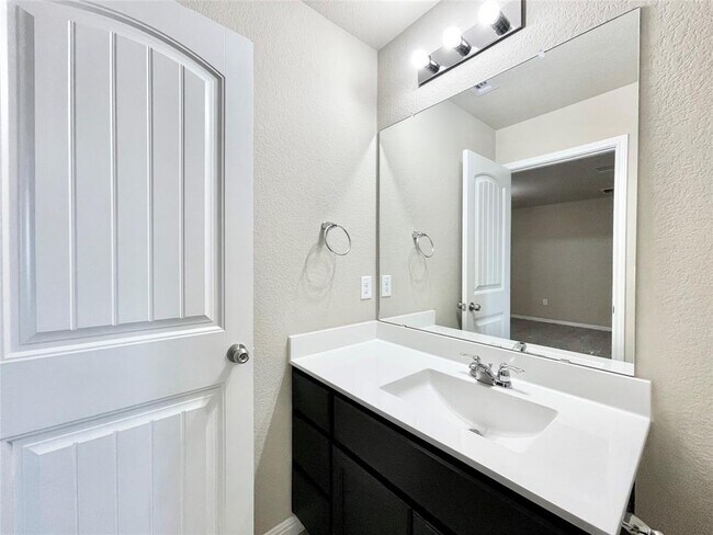 Building Photo - 415 Crater Lake Dr