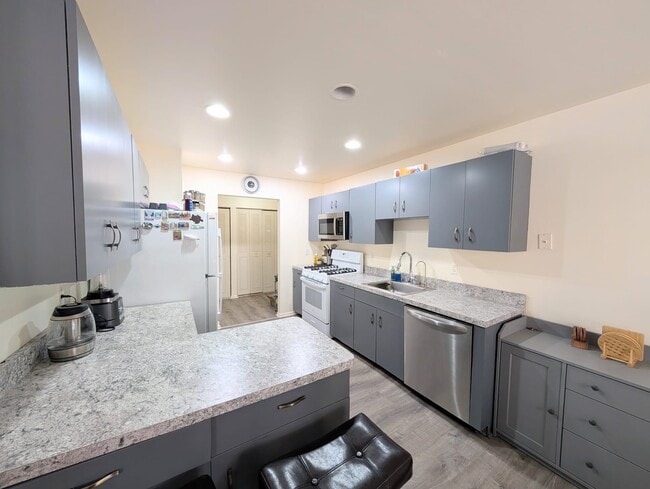 Building Photo - 125 Riverview Ct