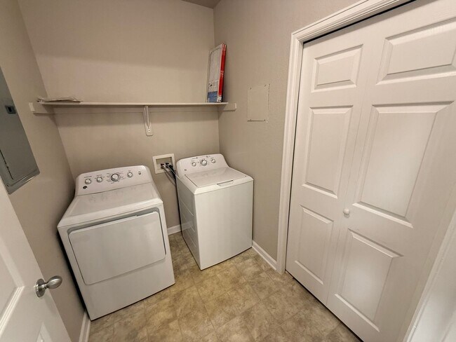 Building Photo - Updated 2-Bedroom Ground-Floor Condo in Mountain View Condos with Pool Access