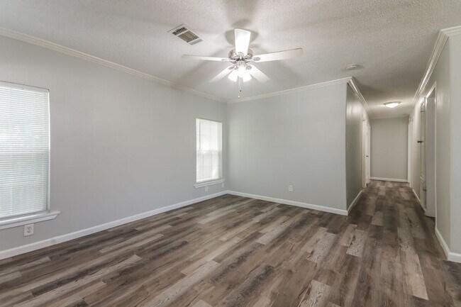 Building Photo - 3 BR/2BA | Newly Renovated Single Family Home  | Huge fenced backyard| In Dallas!