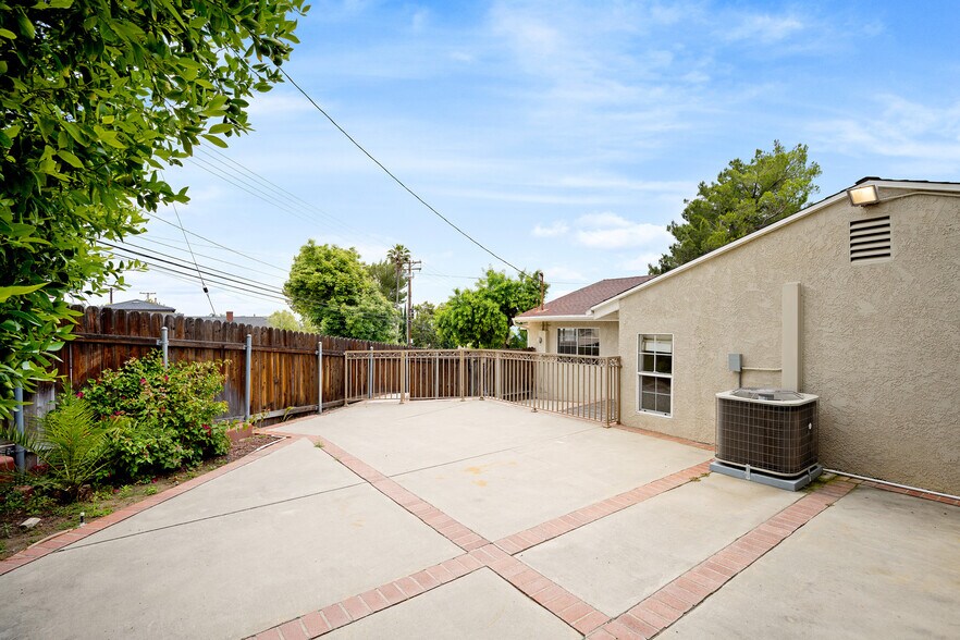 Building Photo - 3805 Los Olivos Ln