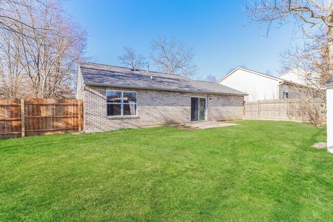 Building Photo - Stunning 3 Bedroom with Spacious Backyard