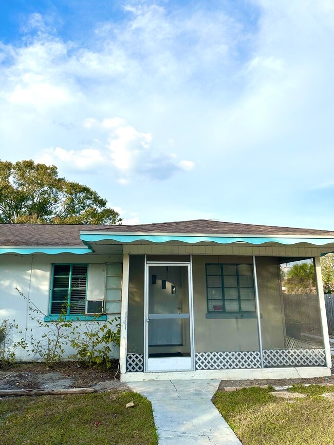 Building Photo - 2015 Palm Ter