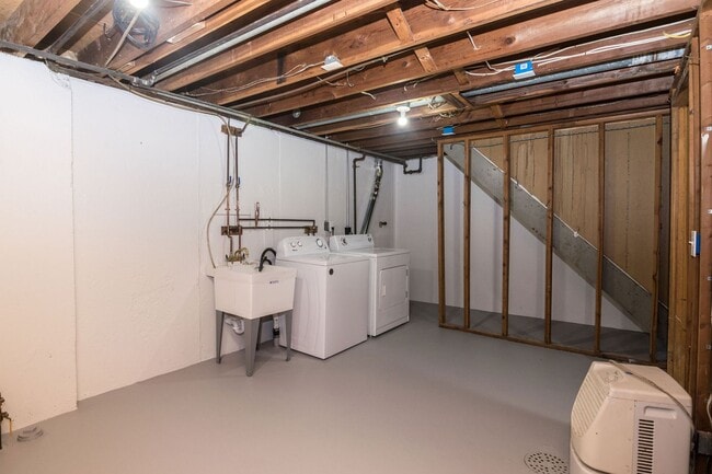 Building Photo - 2420 N Circle Dr