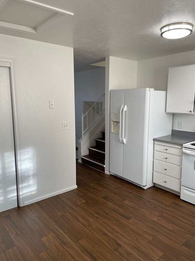 Building Photo - 3-Bedroom 1.5 Bath Twin-Home