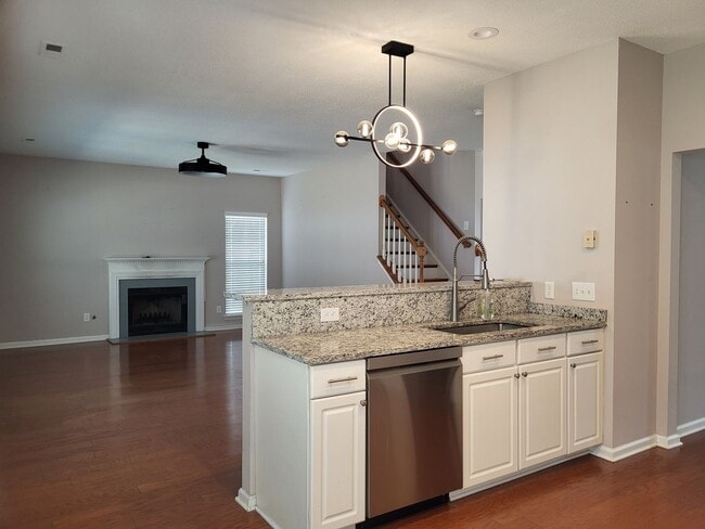 Building Photo - 4 bedroom  home in Charlotte
