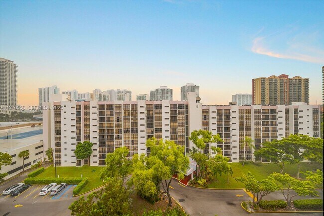 Building Photo - 17021 N Bay Rd