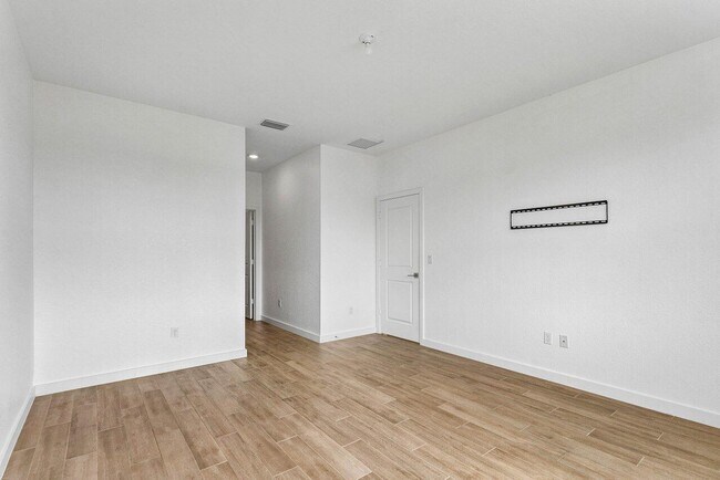 Building Photo - 2770 NE Breezeway Cir
