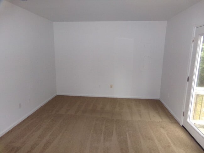 Building Photo - 2 BR Available in Prince George Commons To...