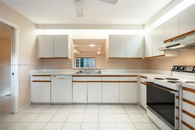 Building Photo - 150 S Hollybrook Terrace