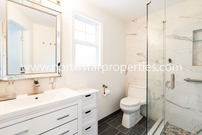 Building Photo - Impeccable Multnomah Village Bungalow