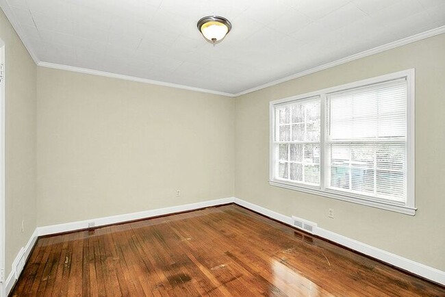 Building Photo - Charming 2BD/1BA Duplex