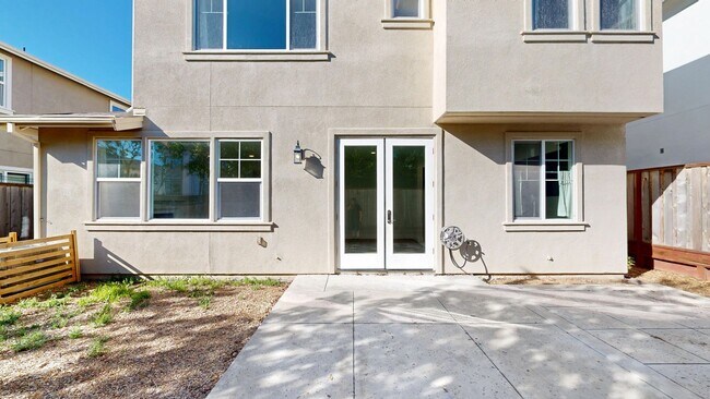 Building Photo - Bright & Beautiful 4 Bedroom 3 Full Bathroom Home!