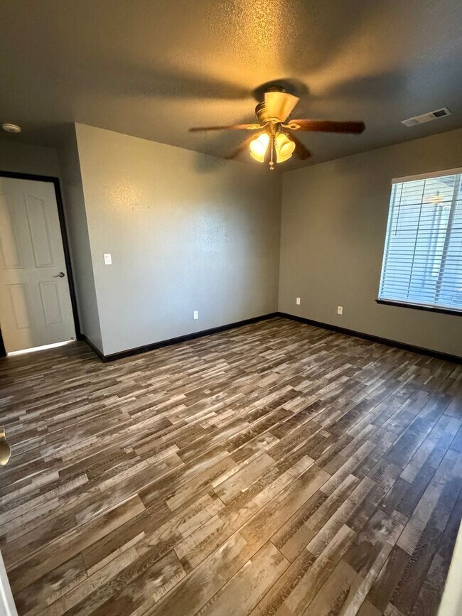 Building Photo - 4 Bedroom home in Ravenwood Estates