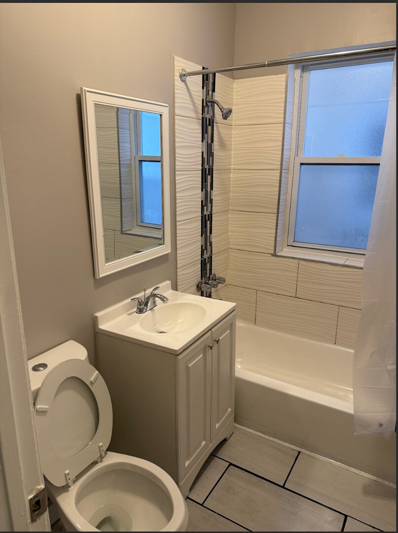 Building Photo - 1607 N LeClaire Ave