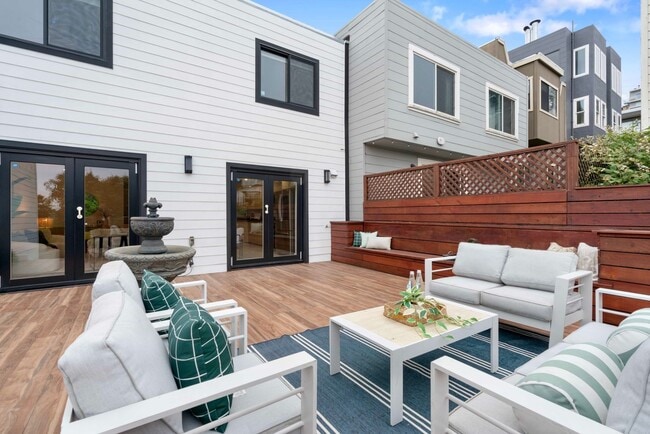 Building Photo - Updated and Modern 4 Bed + Office, 3.5 Bat...