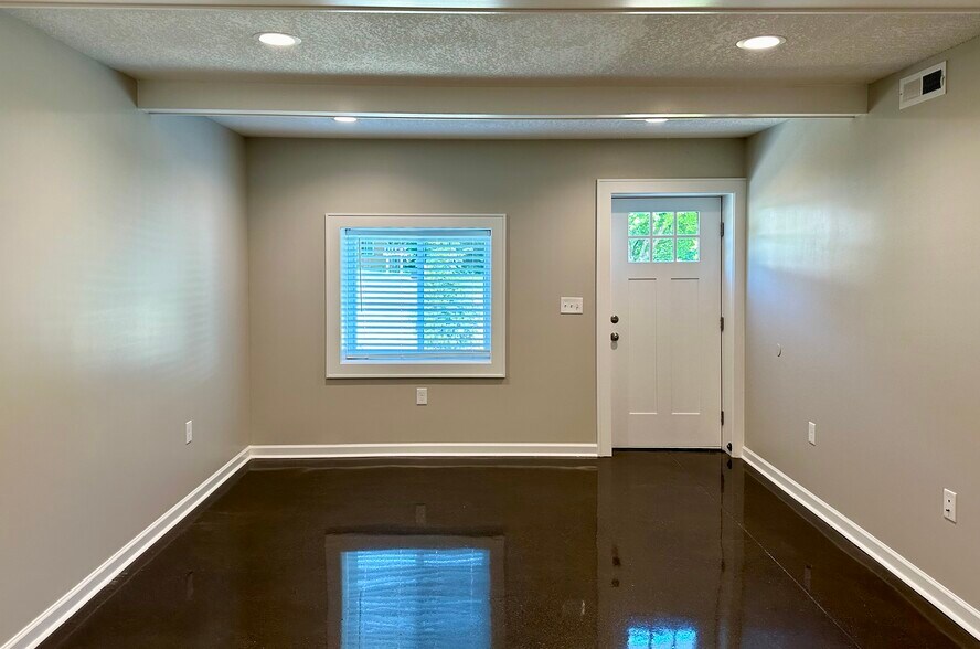 Open floor plan with plenty of natural light - 2304 Belle Ave NE