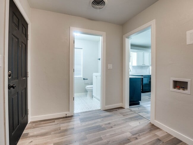 Building Photo - 3 bed, 2 bath home in Shawnee!