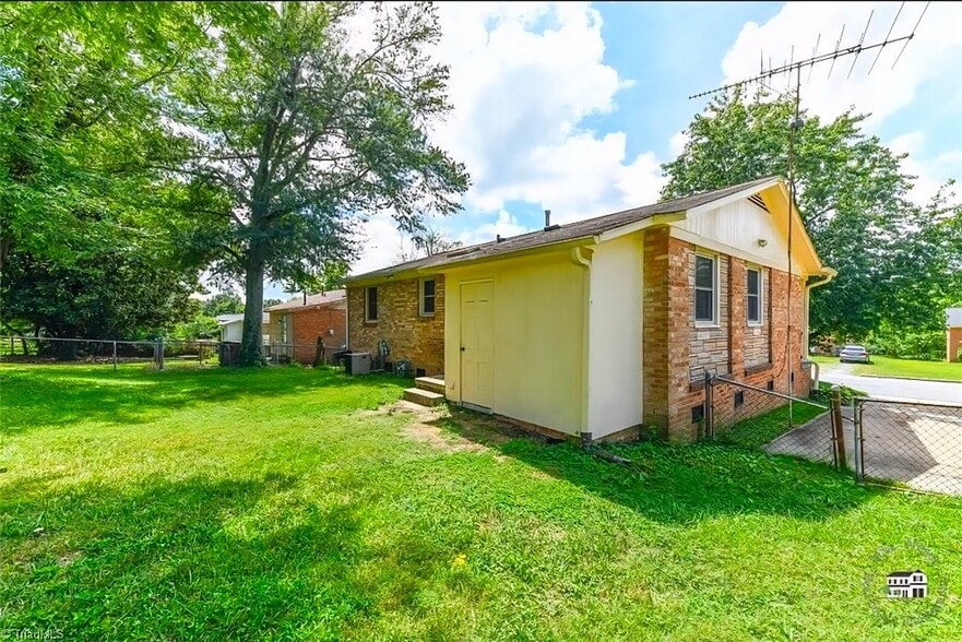 Building Photo - 713 Abington Dr