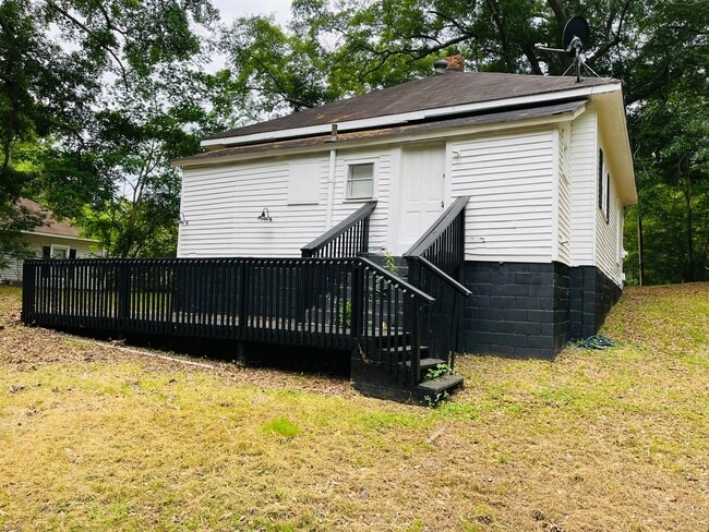 Building Photo - Cute as a button! 2 bed, 1 full bath, renovated cottage, hardwood floors, large porch, lots of ch...