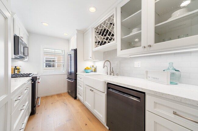 Farm sink, Wine storage - 1244 18th St