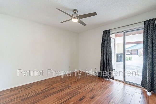 Building Photo - 3316 E Crescent Ave