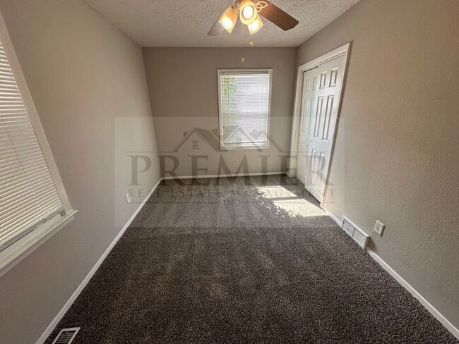 Building Photo - 613 N Sunset Dr