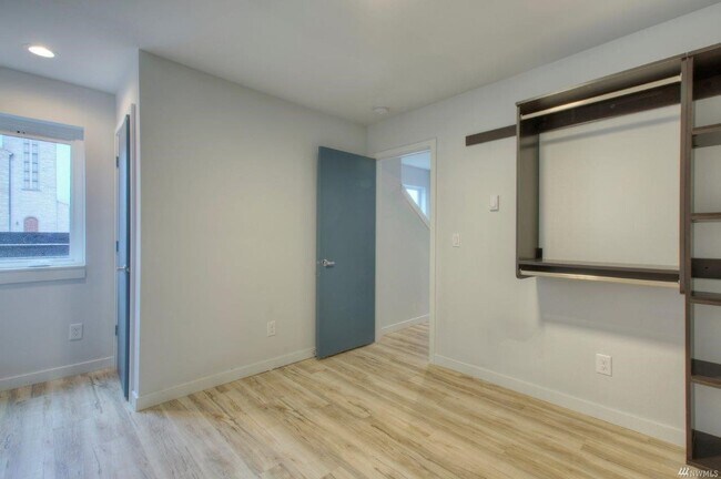 Building Photo - 3 Bed 2 Bathroom White Center Townhouse