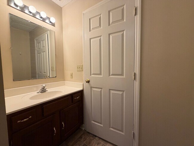 Building Photo - 3 or 4 Bedroom / 3.5 Bath Condo Kingsport, TN 37663