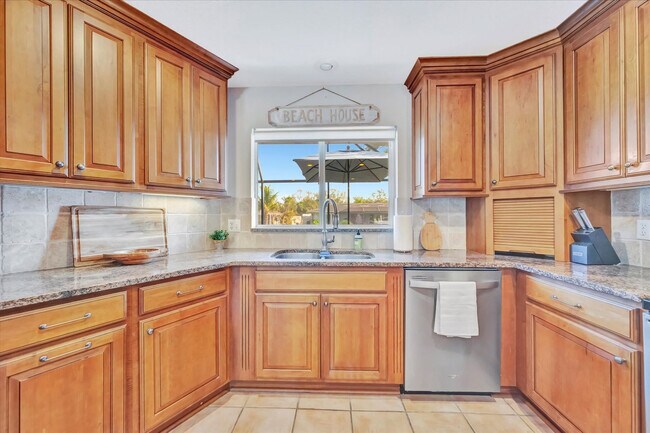 Building Photo - 1038 Contento St