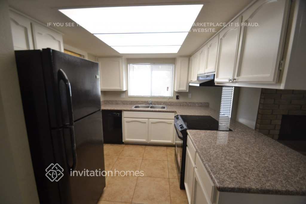 Building Photo - 2835 S Standage